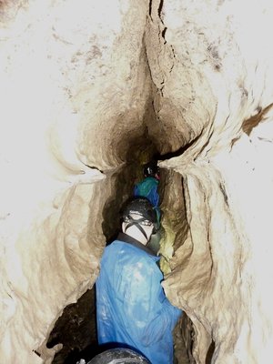 Höhle bedeutet auch enge gänge...