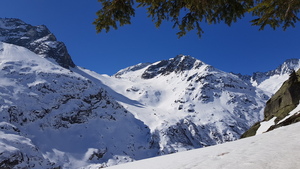 von der Göscheneralpstaumauer Blick auf unsere Abfahrtsspuren vom Lochberg