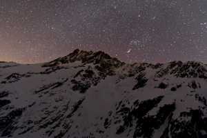 der Nachthimmel im Chelenalptal mit dem Dammastock