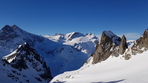 im Aufstieg zu den Fünffingerstöck mit Blick auf Sustenhorn und Gwächtenhorn