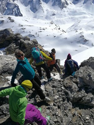 Am Gipfelfelsen des Tierhörli (man beachte die rotbemützten und blaubehelmten Schneehühner)