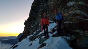 Sonnenaufgang am Einstieg zum Grat