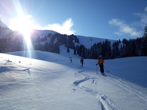 Toller Pulverschnee in der Abfahrt zum Skilift