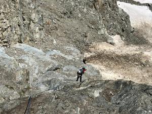 Livia an der Abseilstelle oberhalb der Bovalhütte