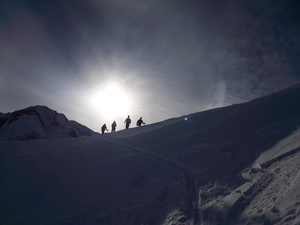 JO-Truppe mit Covid-Abstand und Corona im Hintergrund