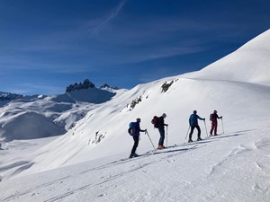 Aufstieg mit Lobhörnern im Hintergrund