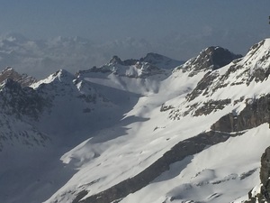 unser Tourenziel, der zweite sonnenbeschienene Gipfel von links