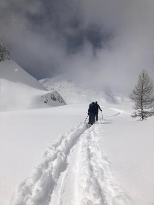 traumhafte Aufstiegsspur im tiefen Schnee