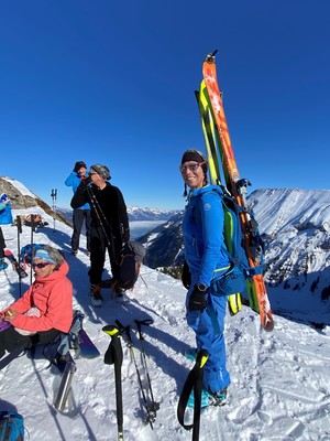 Sandra unterstützt - trägt 5 Ski