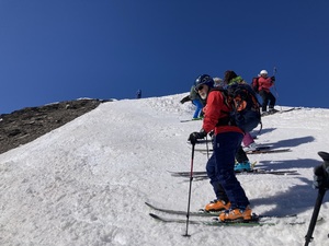 Bereit machen zur Abfahrt. Wie in der Skischule...