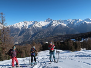 Über die geschlossenen Skipisten hoch