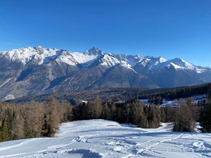 Über die geschlossenen Skipisten hoch