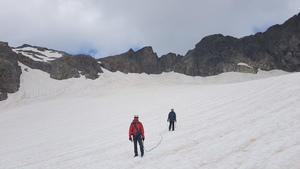 Abstieg im Firn mit Blick zurück zum Stössensattel