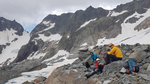 Pause mit Blick zur Aufstiegsroute Richtung Grassenjoch