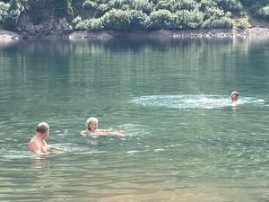 Erfrischendes Bad im Lagh da Val Viola