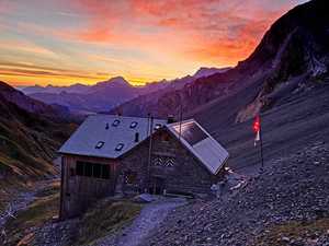 Wildhornhütte im Abendrot