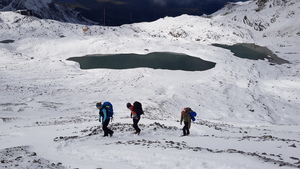im Hüttenaufstieg durch den frischen Schnee