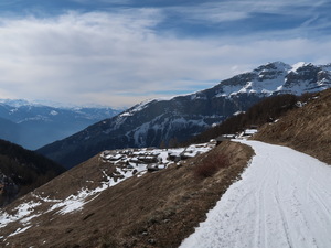 Schneereste auf dem Weg zu den Pisten
