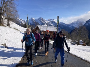 Etwas Skitragen zum Aufwärmen...