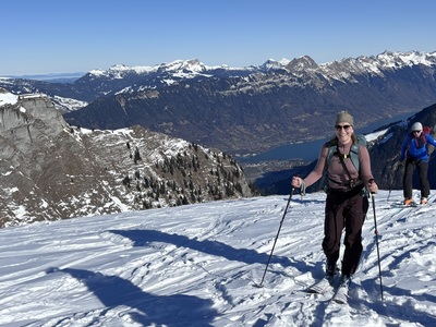 Aufsteigerin vor Brienzersee und Brienzergrat