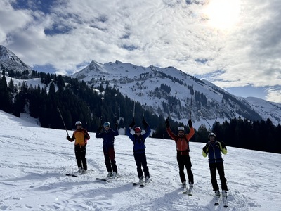 Gruppenfoto mit Tourenziel im Hintergrund
