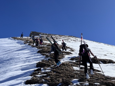 Schlussaufstieg mit aufgebundenen Skis