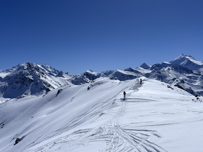 Einfahrt in den Gipfelhang vom Ginalshorn