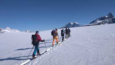 auf dem weiten Gletscherplateau Richtung Stockhornpass