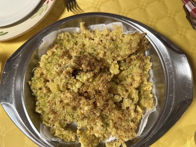 frittierte Holunderbl&uuml;ten